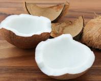 Как да обелите кокосов орех