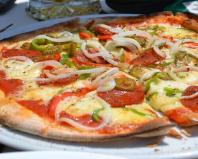 Riblja pica: sorta bez mesa Pizza punjenje sa konzervama